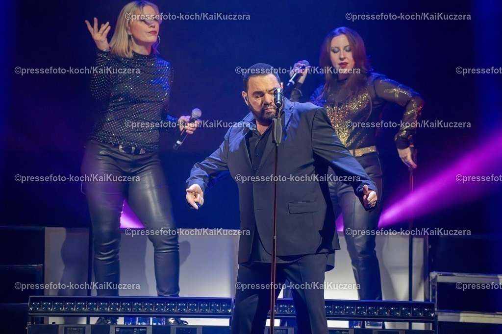 KKU06022501005 | 25.01.2025, xkkux, Düsseldorf, Die Band Alphaville performt bei ihrem Konzert Forever! LIVE Best of 40 Years in der Mitsubishi Electric HALLE. Im Bild Sänger und Frontman Marian Gold