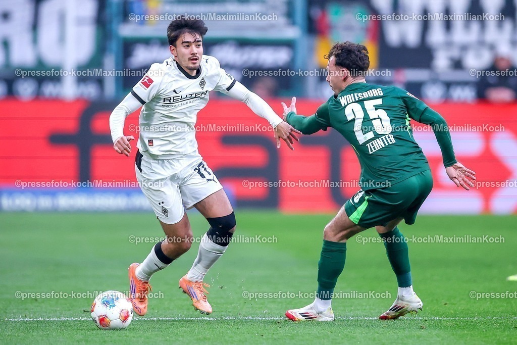 BMG13122501021 | 13.12.2025, Fußball, Borussia Mönchengladbach - VfL Wolfsburg, 1. Fußball Bundesliga, 14.Spieltag, Borussia-Park, Saison 2025 2026: Jens Castrop&nbsp;(Borussia Mönchengladbach #17) im Zweikampf gegen  Aaron Zehnter&nbsp;(VfL Wolfsburg #25)  DFB regulations prohibit any use of photographs as image sequences and or quasi-video.
