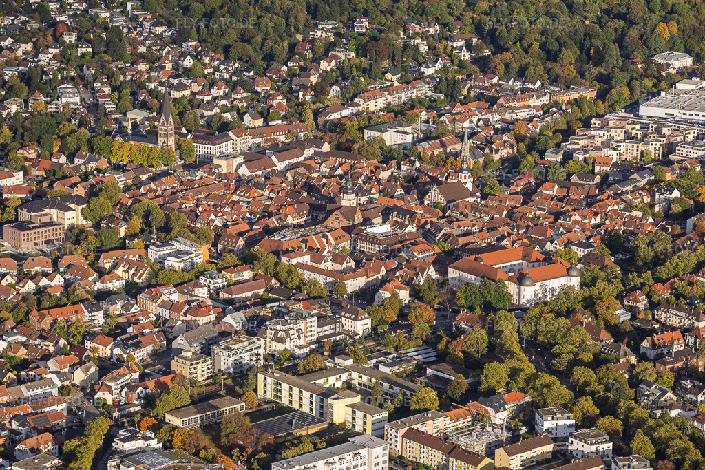 Luftbild: Altstadt am Abend aus Südwesten in Ettlingen im Bundesland Baden-Württemberg in Deutschland. – Foto: IMG_159948.jpg vom 16.10.2026 durch Werner Riehm/FLY-FOTO.de – Auflösung des Originals: 5691 x 3794 px
