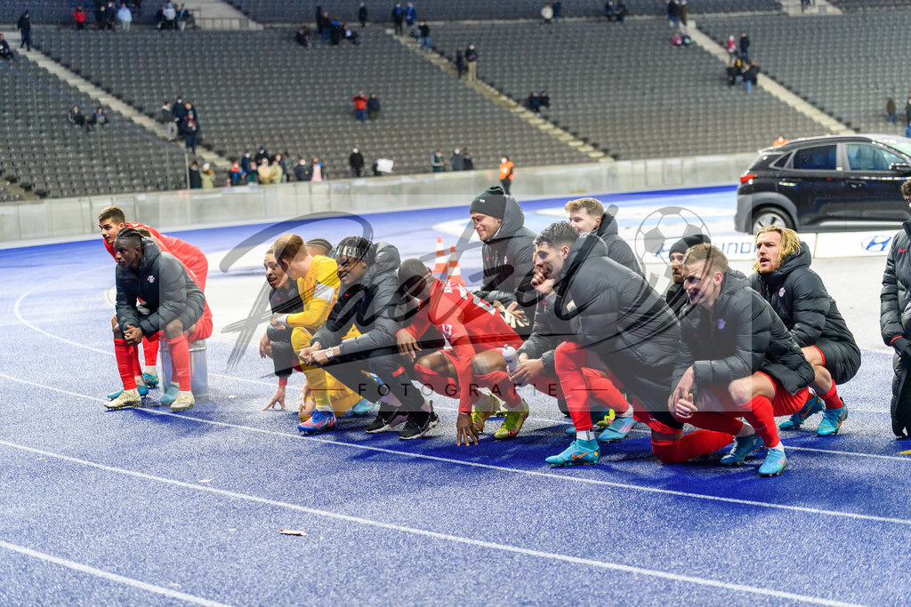 BSCRBL20220220_106 | Fussball, Herren: . Spieler von RB Leipzig Schlussjubel, jubelt nach dem 1:6 Sieg bei dem Spiel der 1. Bundesliga zwischen Hertha BSC und RB Leipzig im Olypiastadion am 20.02.2022 in Berlin, Deutschland.DFB / DFL REGULATIONS PROHIBIT ANY USE OF PHOTOGRAPHS AS IMAGE SEQUENCES AND/OR QUASI-VIDEO. - Realisiert mit Pictrs.com