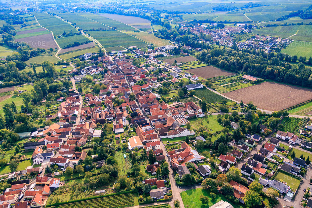 Luftbild: Hauptstraße von Osten im Ortsteil Heuchelheim in Heuchelheim-Klingen im Bundesland Rheinland-Pfalz in Deutschland. Foto: IMG_072594.jpg vom 19.09.2014 durch Werner Riehm/FLY-FOTO.de