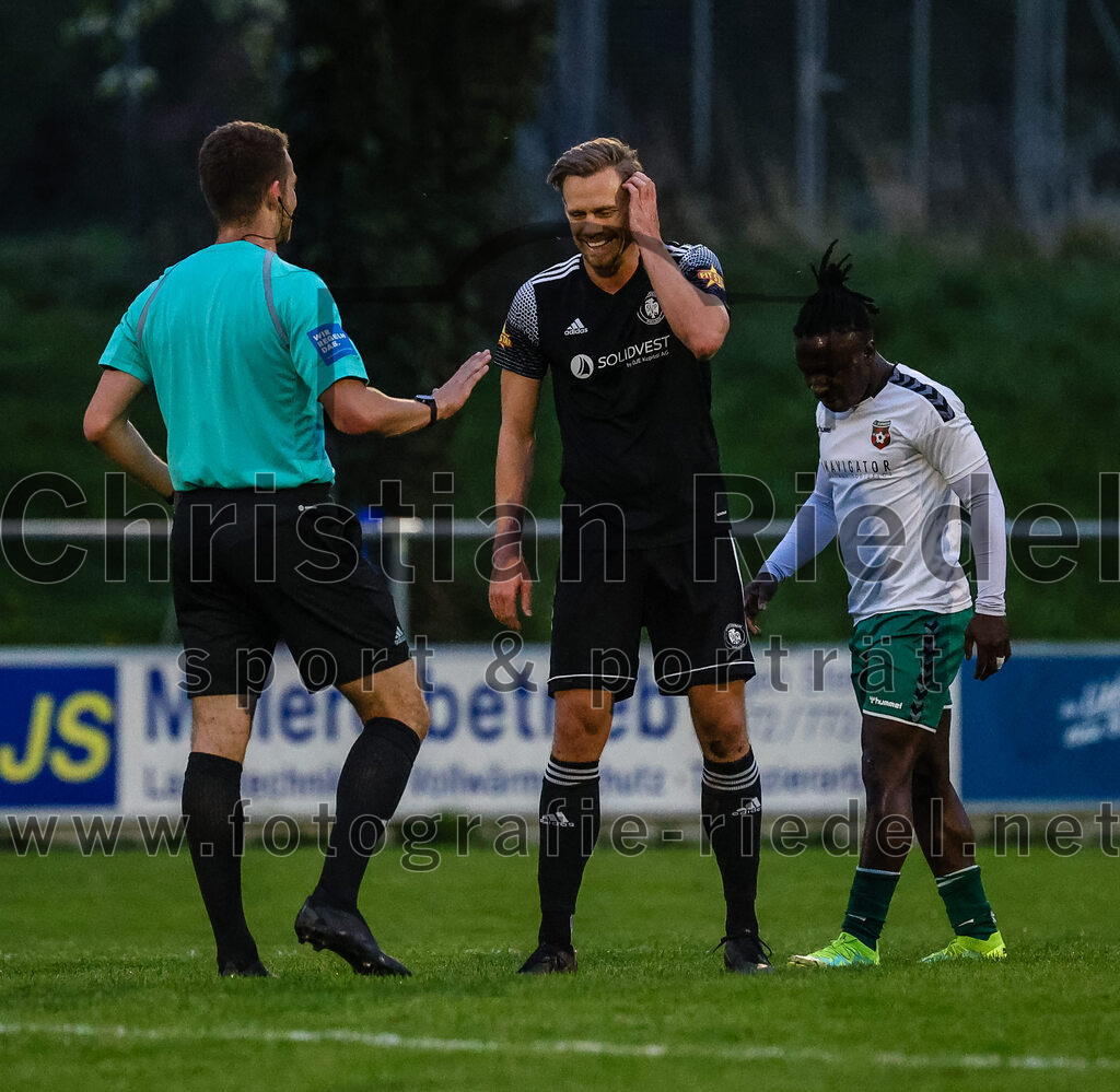 2024-04-05_050_FC_Schwaig_gegen_SV_Pullach | Oberding, Deutschland, 05.04.2024:
Fußball, Landesliga Südost 2023 / 2024, 28. Spieltag, FC Schwaig gegen SV Pullach, Endergebnis: 2:0

Schiedsrichter Marlon Weid, Maximilian Stapf (SV Pullach, #23), Bilal Ibrahim (FC Schwaig, #6)

Foto: Christian Riedel / fotografie-riedel.net