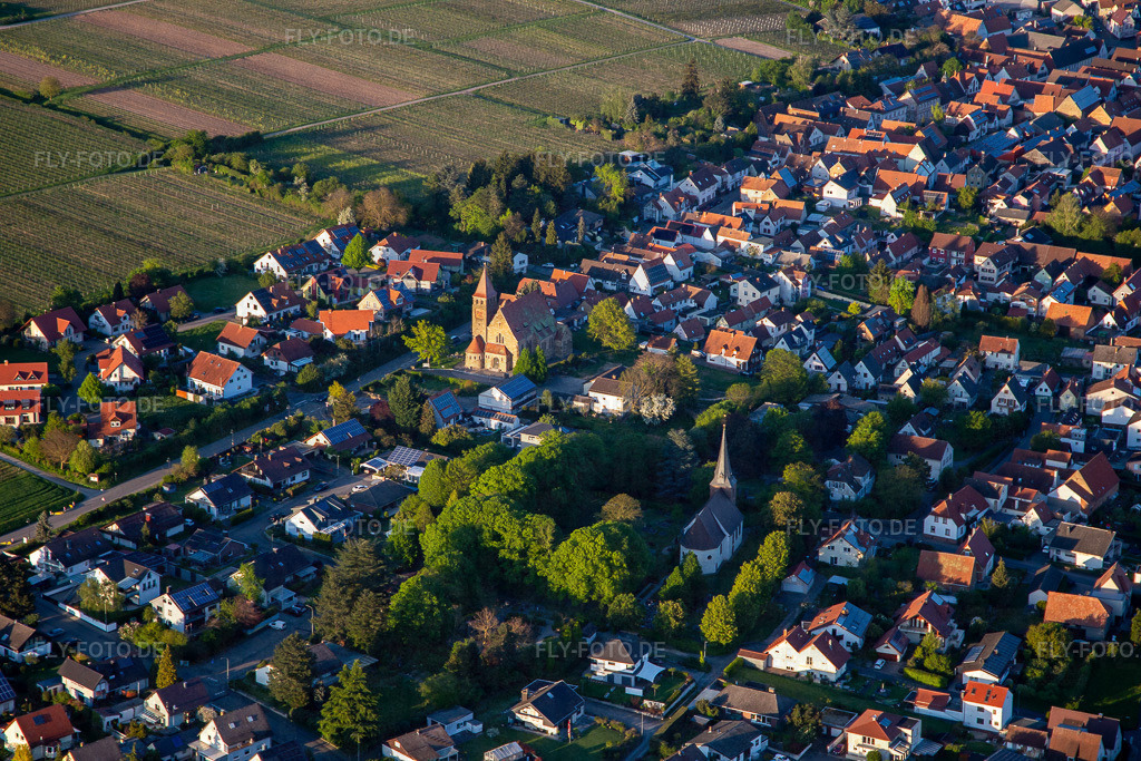 Kirche St. Michael und Friedhof | Luftbild: Kirche St. Michael und Friedhof in Insheim im Bundesland Rheinland-Pfalz in Deutschland. Foto: IMG_140341.jpg vom 23.04.2024 durch ©2025 Werner Riehm fly-foto.de/copyright - Realisiert mit Pictrs.com