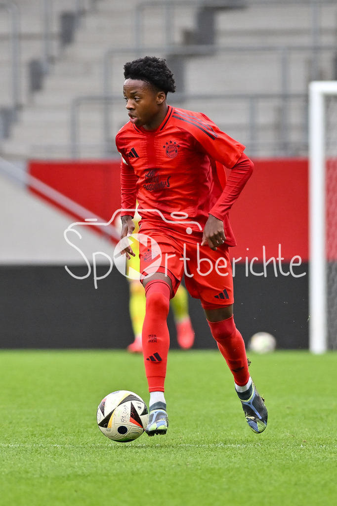 FC Bayern München U19 - TSV 1860 München U19 | am Ball Mike WISDOM (FCB #11) / Freisteller / Einzelfoto / U19 DFB Nachwuchsliga: FC Bayern Muenchen U19 - TSV 1860 Muenchen U19, FC Bayern Campus am 02.11.2024