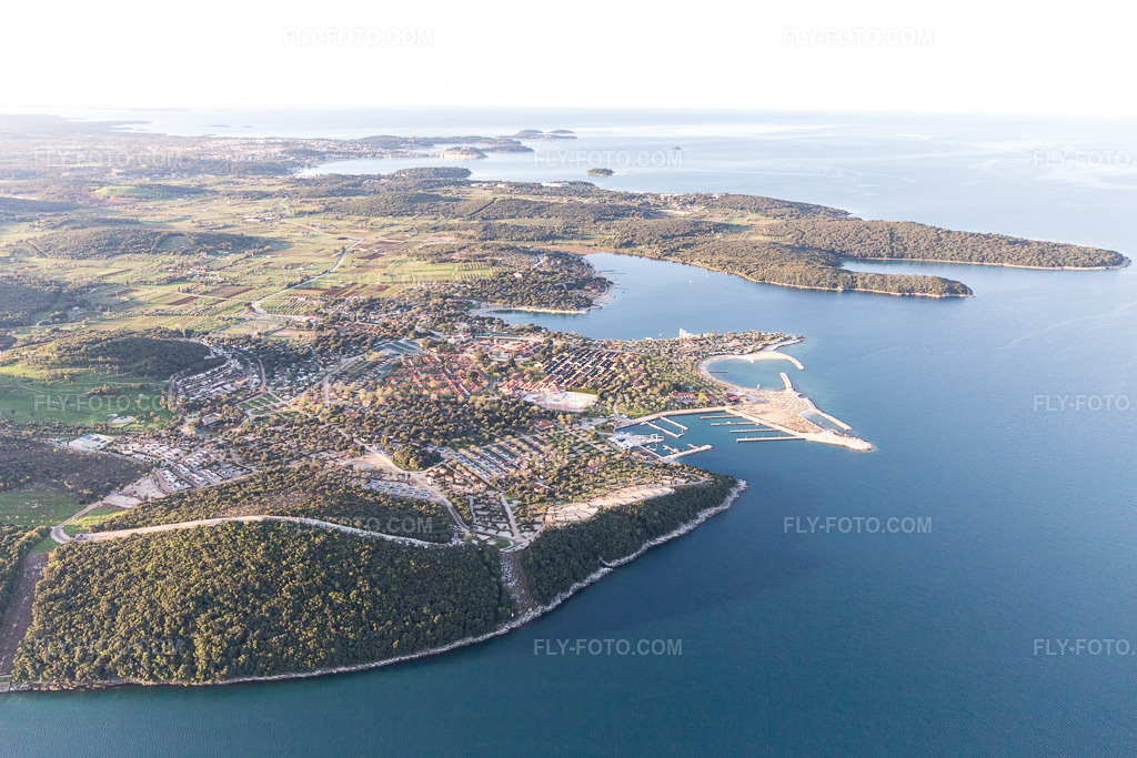 Aerial view: View of the town in Vrsar in the state Gespanschaft Istrien, Croatia. – Photo: IMG_106249.jpg taken on 04/14/2018 by Werner Riehm/FLY-FOTO.com – Resolution of the original: 5203 x 3468 px