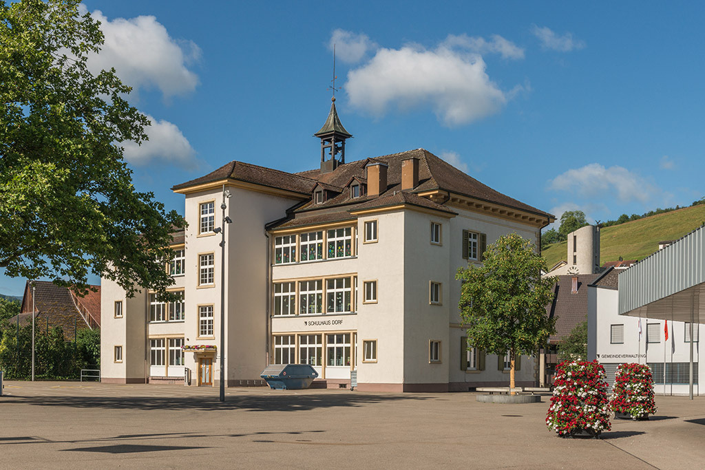 Schulhaus Dorf | in Bubendorf, Baselland, Schweiz. - Realisiert mit Pictrs.com