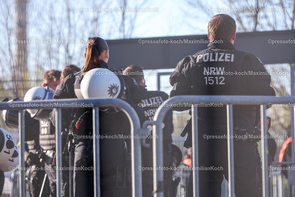 RWE06042501004 | 2025.04.06, Fußball, 3.Liga, Rot-Weiss Essen - FC Hansa Rostock, Stadion Hafenstraße, Saison 2024 2025: Feature Polizeibereitschaft beim HochrisikospielDFB regulations prohibit any use of photographs as image sequences and or quasi-video.