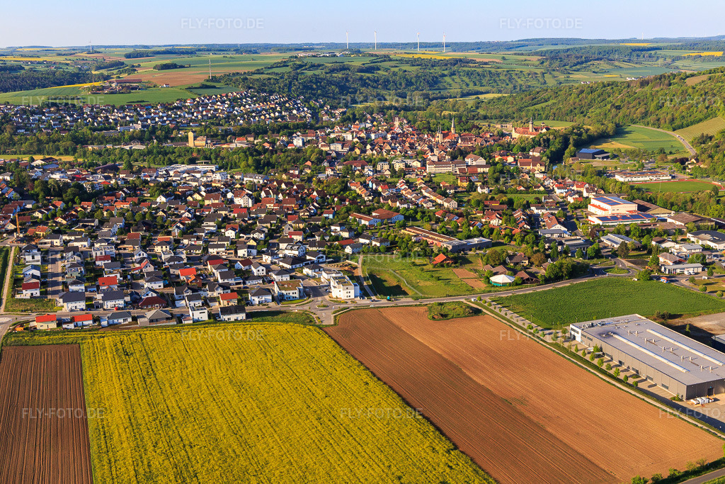 Luftbild: Ortsübersicht im Taubertal am Morgen aus Norden in Weikersheim im Bundesland Baden-Württemberg in Deutschland. Foto: IMG_146430.jpg vom 10.05.2025 durch Werner Riehm/FLY-FOTO.de