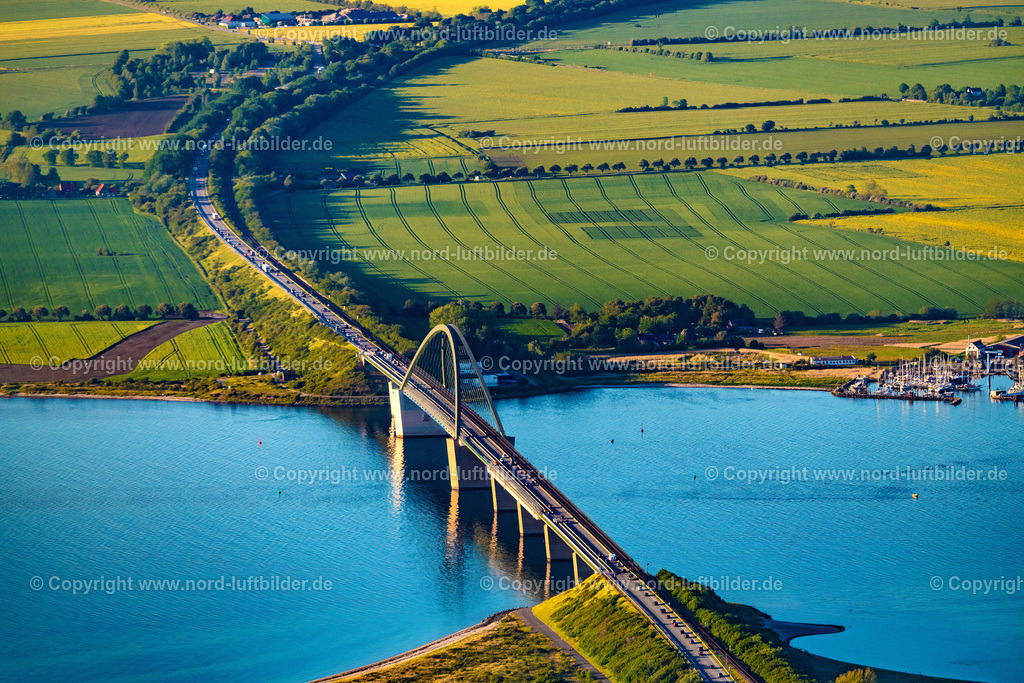 Fehmarn_Fehmarnbeltbrücke_ELS_0543030622 | FEHMARN 03.06.2022 Blick auf die kombinierte Straßen- und Eisebahnbrücke Fehmarnsundbrücke, der Fehmarnsundquerung zwischen Fehmarn und dem Festland bei Großenbrode in Schleswig-Holstein. Weiterführende Informationen bei: Tourismus-Service Fehmarn. // Fehmarn Sund bridge between Fehmarn and the mainland at Grossenbrode in Schleswig-Holstein. Further information at: Tourismus-Service Fehmarn. Foto: Martin Elsen
