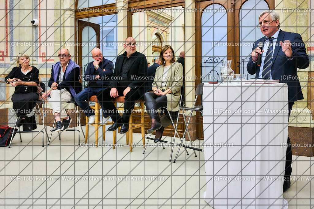 ALP6549_TdBerufsfotografie_Diskussion KI_Aurednik Michael | (C)FotoLois.com, Alois Spandl, Tage der NÖ Berufsfotografie in Baden, Posiumsdiskussion um die Künstliche Inteligenz in der Fotografie im Arnulf Rainer Museum Baden mit Gisela Kayser (Kuratorin und ehemalige künstlerische Leiterin und GF des Freundeskreis Willy-Brandt-Haus Berlin) Peter-Matthias Gaede (Journalist, ehem. Chefredakteur GEO), Michael Schnabl (Berufsfotograf in Graz, KI-Künstler), Christoph Künne (Docma), Michaela Habinger (Berufsfotografin NÖ), Michael Aurednik (Rechtsanwalt der NÖ Berufsfotografie), Christian Schörg (Landesinnungsmeister NÖ), Fr 6. Oktober 2023.