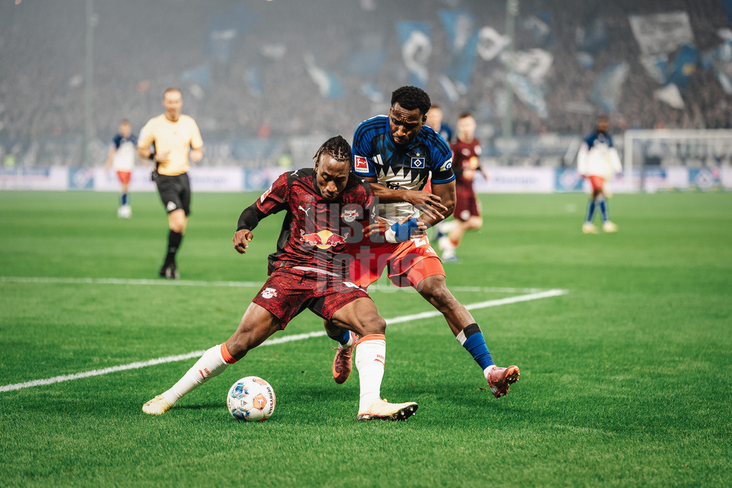 Fußball | Männer | Saison 2025/2026 | 1. Fußball-Bundesliga | 24. Spieltag | Hamburger SV vs. RB Leipzig | 01.03.2026 | v.l. Yan Diomande (#49, RB Leipzig) gegen Philip Otele (#27, HSV)