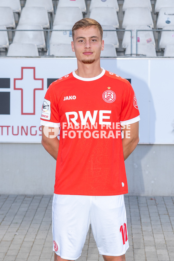 Rot-Weiss Essen; 3. Liga, Portraettermin 2026/2027, Foto: Eibner-Pressefoto/Fabian Friese | Marvin Obuz (Rot-Weiss Essen, #10),Rot-Weiss Essen; 3. Liga, Portraettermin 2026/2027, Foto: Eibner-Pressefoto/Fabian Friese - Realisiert mit Pictrs.com