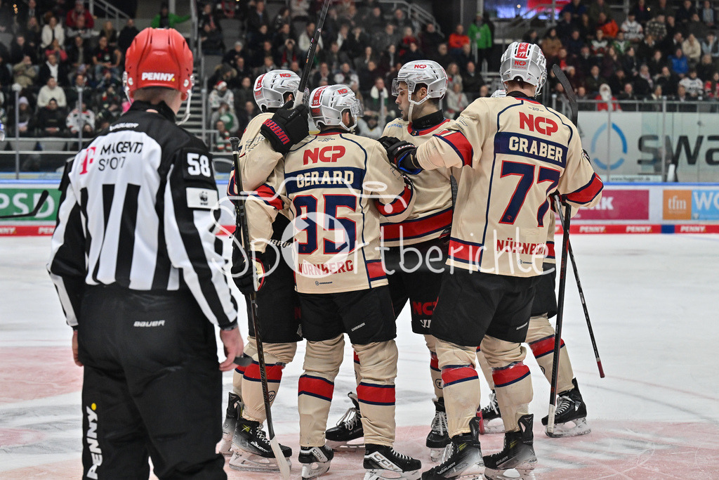 Augsburger Panther - Nürnberg Ice Tigers | Jubel der Nuernberger nach dem Treffer zum 2-4 durch Charlie GERARD (Nürnberg Ice Tigers #95)  / Freude / Happy / Tor / Torschuezte / DEL: Augsburger Panther - Nuernberg Ice Tigers, Curt Frenzel Stadion am 06.12.2024