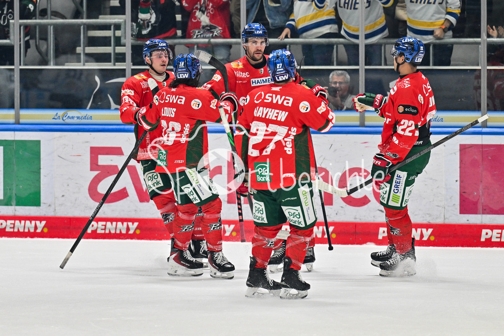 Augsburger Panther - Straubing Tigers | Augsburg, DEUTSCHLAND - 14. NOVEMBER: Jubel der Panther nach dem Treffer zum 1-2 durch Alexandre GRENIER (Augsburger Panther 82) / Tor / Torschuetze / Freude / Happy / beim Ligaspiel zwischen den Augsburger Panthern und den Straubing Tigers am 18. Spieltag der Penny DEL im Curt Frenzel Stadion am 14.11.2025