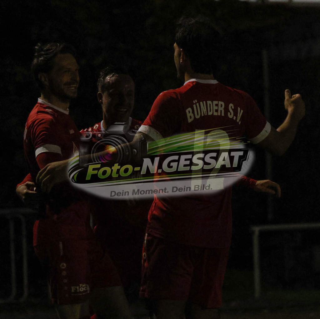 Bünder SV - VfL Mennighüffen | Auf dem Bild zu sehen: rot Bünder SV 1:0 v.l.: Denis Müller, David Schultz, Batuhan Kaymak  Bünder SV, VfL Mennighüffen, Saison 26/27, Kreispokal, Viertelfinale, Bünde, Deutschland - Realisiert mit Pictrs.com