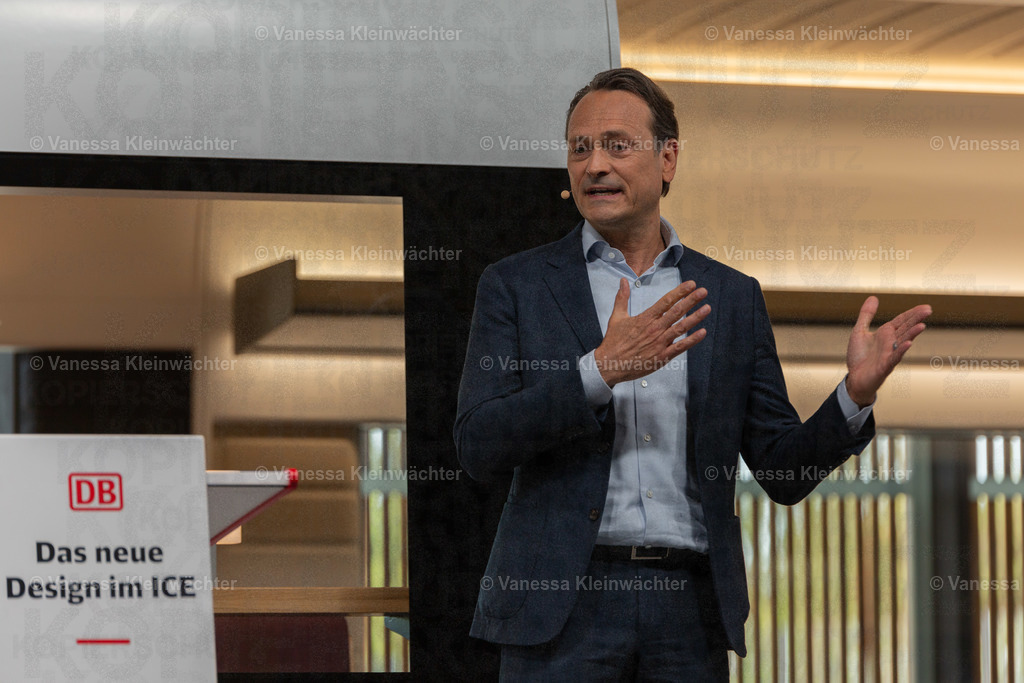 Deutsche Bahn stellt neues ICE-Design vor | Porträt von DB-Fernverkehrsschef Dr. Michael Peterson vorm ICE-Modell, daneben am Redepult zu lesen: "Das neue Design am ICE".

Berlin, 18.05.2022: In der STATION stellt die Deutsche Bahn ihr neues ICE-Design mit einem begehbaren Modell vor. Neuerungen sind etwa das Material der Sitze und die Ergänzung einer Tablethalterung. Ende 2023 sollen die ersten ICEs mit dem neuen Design auf die Schiene kommen. - Realisiert mit Pictrs.com