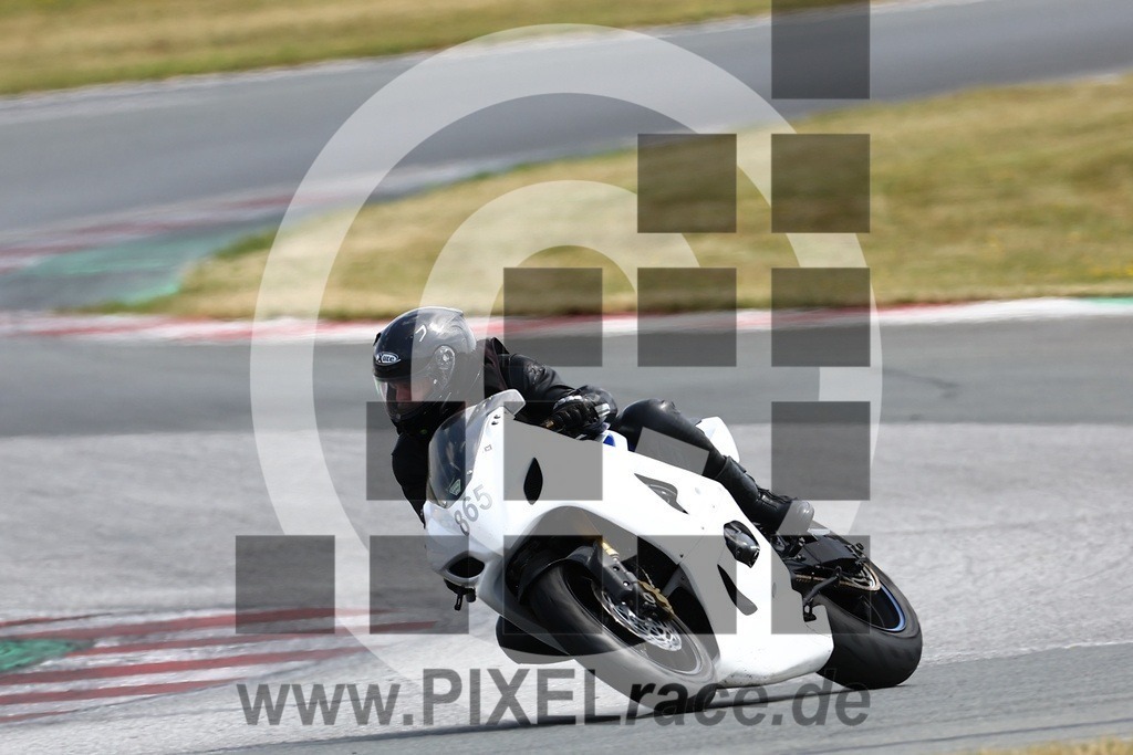 0865-20240720_02537 | Schöne Erinnerungen an spannende Momente - das festzuhalten ist unser Job. PIXELrace.de ist seit 2003 auf den Rennstrecken Europas unterwegs um die Action draußen beim Fahren und die wunderbare Stimmung imm Fahrerlager für euch einzufangen.