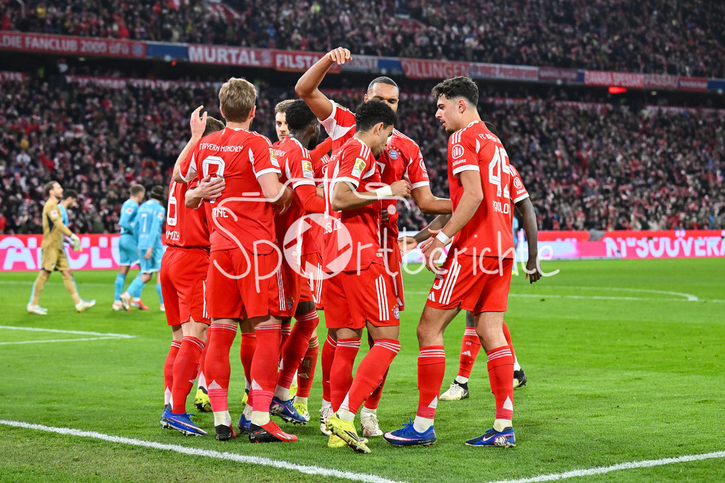 FC Bayern München - TSG 1899 Hoffenheim | MUNICH, GERMANY - 08. FEBRUARY: Jubel der Bayern nach dem Treffer zum 1-0 durch Harry KANE (FC Bayern Munich 9) / Foulelfmeter während dem Bundesligamatch zwischen dem FC Bayern München und der TSG 1899 Hoffenheim am 21. Spieltag in der Allianz Arena / DFL REGULATIONS PROHIBIT ANY USE OF PHOTOGRAPHS AS IMAGE SEQUENCES AND/OR QUASI-VIDEO