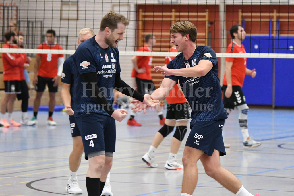 TSV 1861 Deggendorf : MTV München II | Freude bei : Johannes Schwarz  (TSV Deggendorf Volleyball  #4) und Nicolas Schmidt (TSV Deggendorf Volleyball  #10) - Realisiert mit Pictrs.com