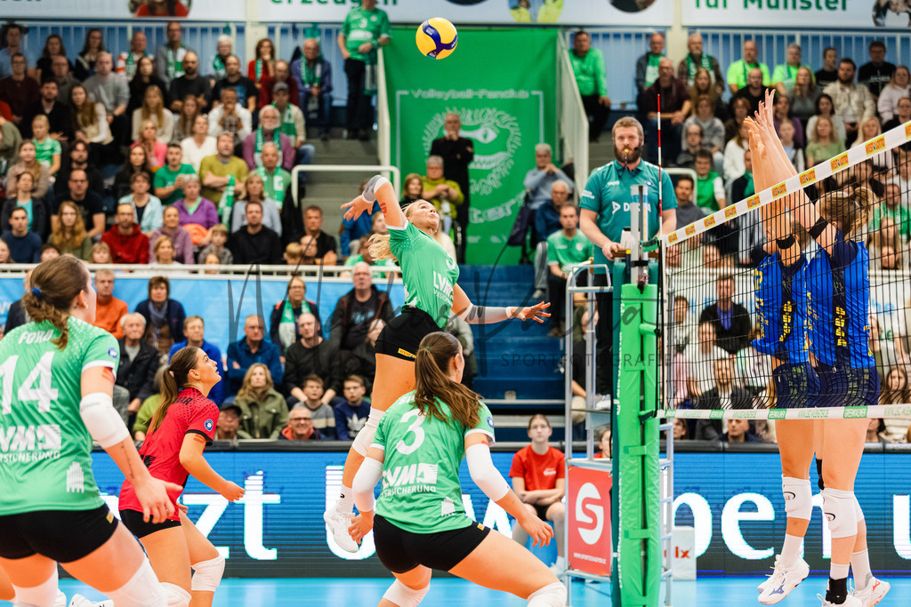 Volleyball, 1. Bundesliga Frauen, Hauptrunde, 1. Spieltag, Saison 2025/2026: USC Münster - SSC Palmberg Schwerin | 1. Bundesliga Frauen, Hauptrunde, 1. Spieltag, Saison 2025/2026, USC Münster empfängt SSC Palmberg Schwerin in der Sporthalle Berg Fidel in Münster. Foto: sportfotografie.ms | Markus Paletta - Realisiert mit Pictrs.com
