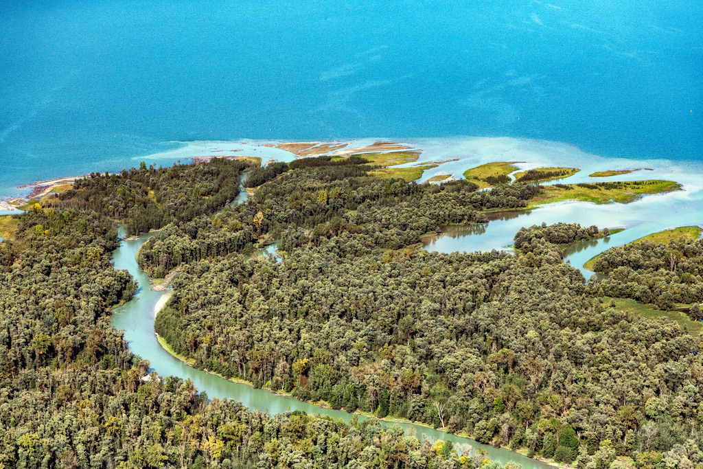 dr__0038975.jpg | CHIEMSEE 11.10.2019 Mündung der Tiroler Achen in Übersee im Bundesland Bayern. Sie entspringt am Pass Thurn und mündet bei Grabenstätt in den Chiemsee. // Estuary of the Tiroler Ache in Uebersee in Bavaria. It rises at the Thurn Pass and flows into the Chiemseeat Grabenstaett. Foto: Daniel Reiter
