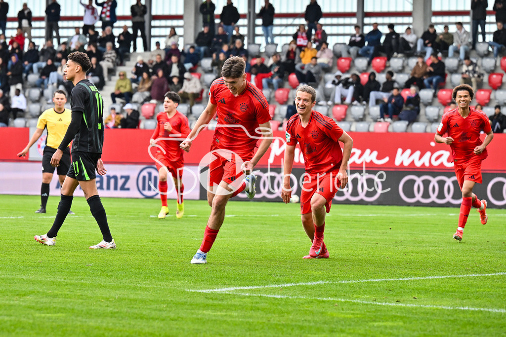 FC Bayern München U19 - VfL Wolfsburg U19 | Jubel der Bayern nach dem Treffer zum 2-0 durch Ljubo PULJIC (FCB #5) / Tor / Torschuetze / Freude / Happy / U19 DFB Nachwuchsliga Endrunde: FC Bayern Muenchen - VfL Wolfsburg, FC Bayern Campus am 26.04.2025