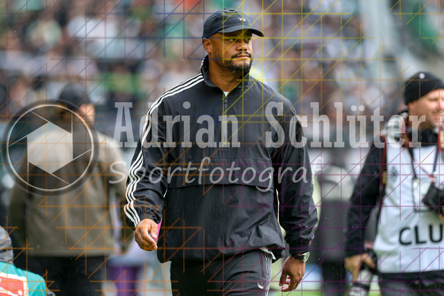 Borussia Mönchengladbach vs FC Bayern München - Bundesliga  | Mönchengladbach, Deutschland, 25.10.25:   Trainer Vincent Kompany (FC Bayern München) schaut waehrend des Spiels der Bundesliga zwischen Borussia Mönchengladbach vs FC Bayern München im Stadion im Borussia Park(Foto von Brauer-Fotoagentur / Adrian Schlueter)