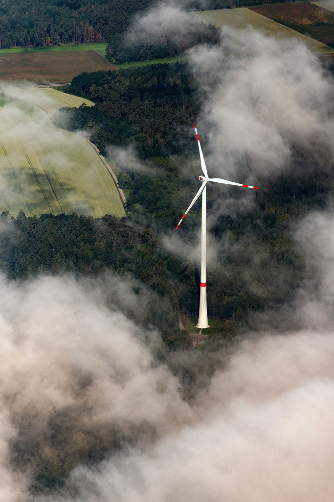 dr__0024097.jpg | FLACHSLANDEN 17.06.2019 Wetterbedingt in eine Wolken- Schicht eingebettete Windenergieanlagen in Flachslanden im Bundesland Bayern, Deutschland. // Weather-induced wind energy installations embedded in a clouds layer in Flachslanden in the state Bavaria, Germany. Foto: Daniel Reiter