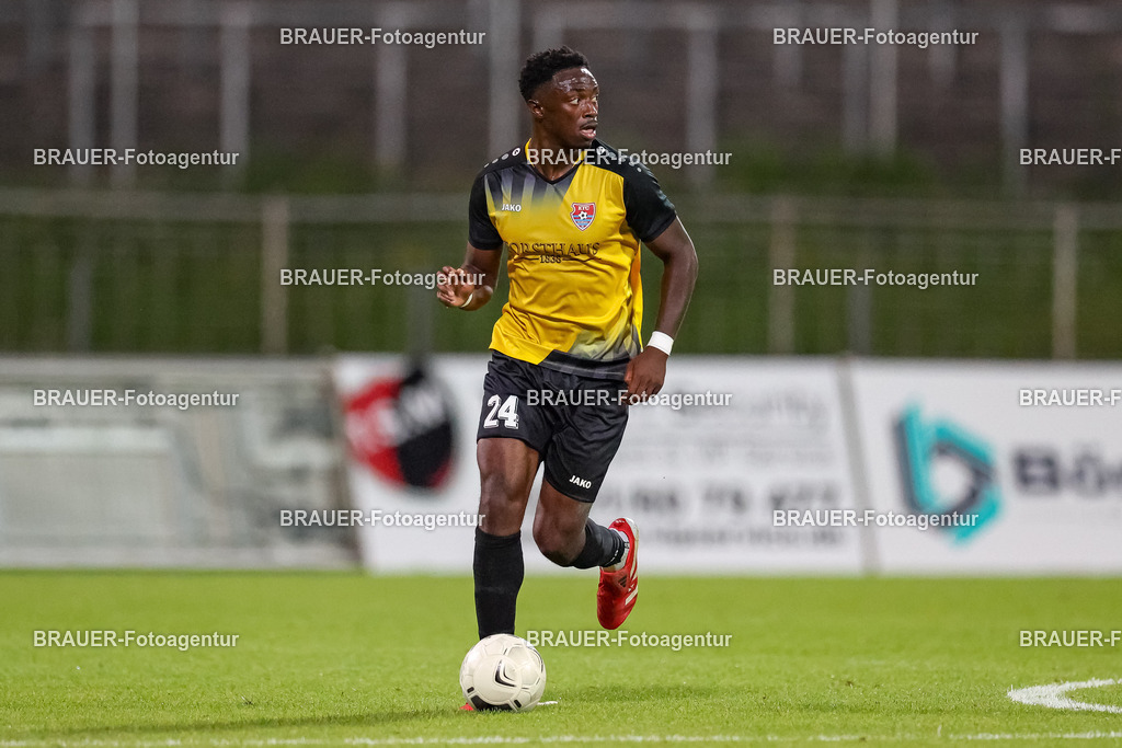SB_KFCBAU_20250815_5711.JPG -  - KFC Uerdingen - SF Baumberg - Oberliga Niederrhein | Krefeld, Deutschland, 15.08.25: Kingsley Helmut Marcinek (KFC Uerdingen) in Aktion, am Ball, Einzelaktion während des Oberliga Niederrhein Spiels zwischen KFC Uerdingen - SF Baumberg in der Grotenburg Stadion am 15. August 2025 in Krefeld, Deutschland. (Foto von Stefan Brauer/Brauer-Fotoagentur)