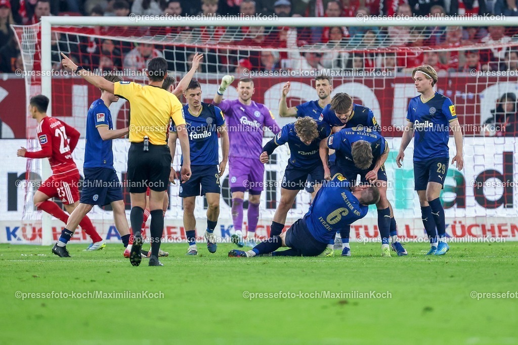 F9510042601120 | 10.04.2026, Fußball, Fortuna Düsseldorf - Holstein Kiel, 2. Fußball Bundesliga, Herren, Merkur Spiel-Arena, 29. Spieltag, Saison 2025 2026: Jubel bei Holstein Kiel nach dem verteidigten Freistoß gegen Cedric Itten&nbsp;(Fortuna Düsseldorf #13) durch Marko Ivezic&nbsp; (Holstein Kiel #06)  DFB regulations prohibit any use of photographs as image sequences and or quasi-video.