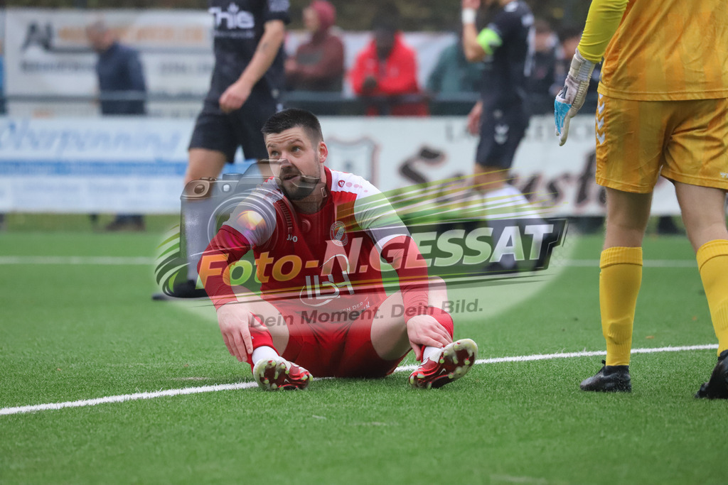 FC RW Kirchlengern - BV Bad Lippspringe | Auf dem Bild zu sehen: rot FC RW Kirchlengern: Dennis QuirinFC RW Kirchlengern, BV Bad Lippspringe, Saison 25/26, Landesliga, Kirchlengern, Deutschland - Realisiert mit Pictrs.com