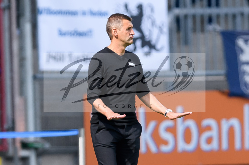 EBSTSV20210828_104 | Fussball, Herren: Trainer Michael Koellner (TSV 1860 Muenchen) gestikuliert beim Spiel der 3. Liga zwischen Eintracht Braunschweig und TSV 1860 Muenchen im Eintracht-Stadion am 28.08.2021 in Braunschweig, Deutschland.DFB / DFL REGULATIONS PROHIBIT ANY USE OF PHOTOGRAPHS AS IMAGE SEQUENCES AND/OR QUASI-VIDEO. - Realisiert mit Pictrs.com