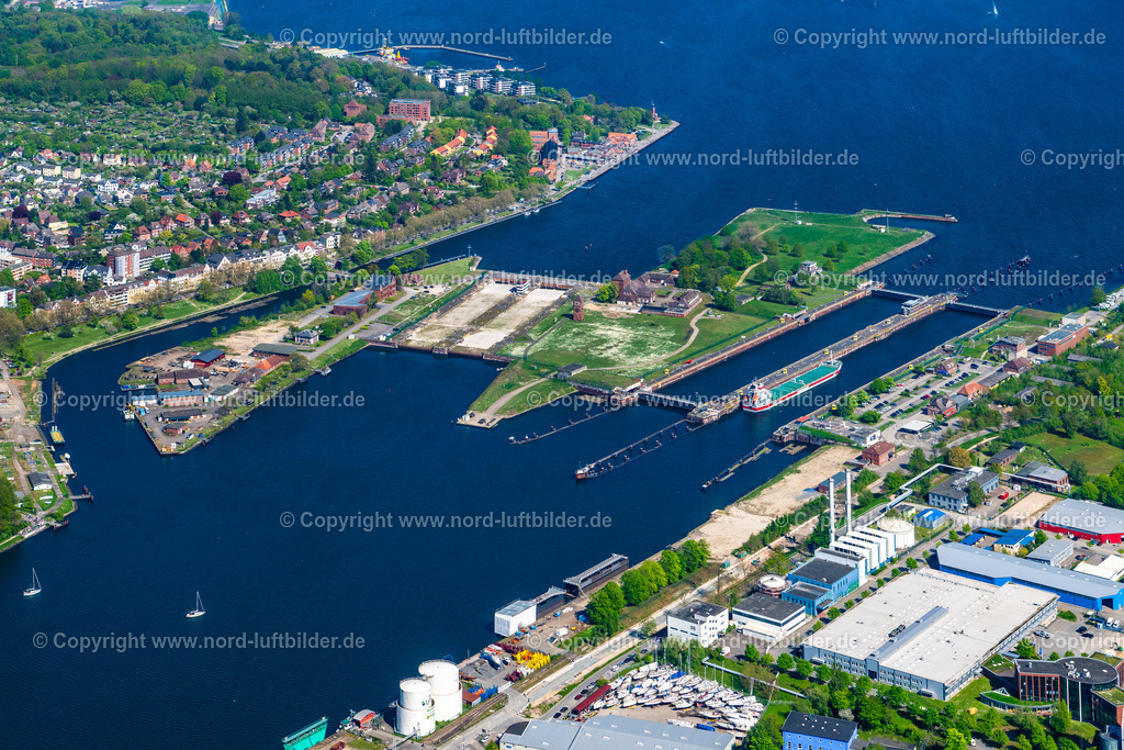 Kiel_Holtenau_Nordostsee_Kanal_SchleuseELS_6100010524 | KIEL 01.05.2024 Schleusenanlagen am Ufer der Kiel-Holtenau Schleuseninsel am Nord-Ostsee-Kanal in Kiel im Bundesland Schleswig-Holstein. Weiterführende Informationen bei: Kiel-Marketing GmbH,  Wasser- und Schifffahrtsdirektion Nord. // Locks - plants on the banks of the waterway Nord-Ostsee-Kanal in Kiel in the state Schleswig-Holstein. Further information at: Kiel-Marketing GmbH,  Wasser- und Schifffahrtsdirektion Nord. Foto: Martin Elsen