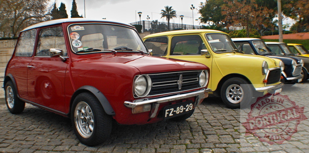 Classic Mini Cooper cars parked on cobblestone street | Row of colorful Mini Coopers parked on a cobblestone street, showcasing classic British automotive design - Realisiert mit Pictrs.com