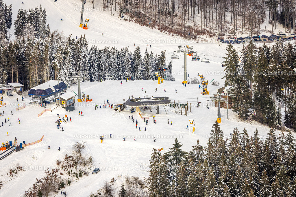 Winterberg221201300 | Luftbild Skipisten und Skifahrer, Skilifte, Sesselbahn Poppenberg, Winterwunderland in Winterberg im Sauerland, am Kahlen Asten und den Skiabfahrten und dem Skilift-Karussell Winterberg, Winterberg, Sauerland, Nordrhein-Westfalen, Deutschland