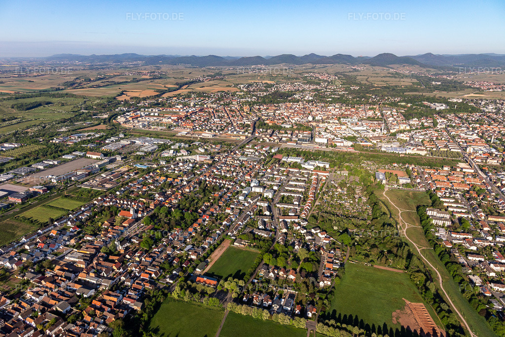 Luftbild: Stadtgebiet mit Außenbezirken und Innenstadtbereich in der Pfalz im Ortsteil Queichheim in Landau im Bundesland Rheinland-Pfalz in Deutschland. Foto: IMG_120639.jpg vom 26.04.2020 durch Werner Riehm/FLY-FOTO.de