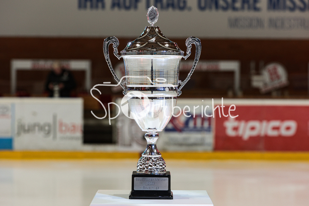 EHC Königsbrunn - TEV Miesbach | Das Objekt der Begierde / Der Poakl fuer den Bayernliga Meister der Saison 2022/2023 wird vor der Partie praesentiert / Pokal / Meister / Bayernliga