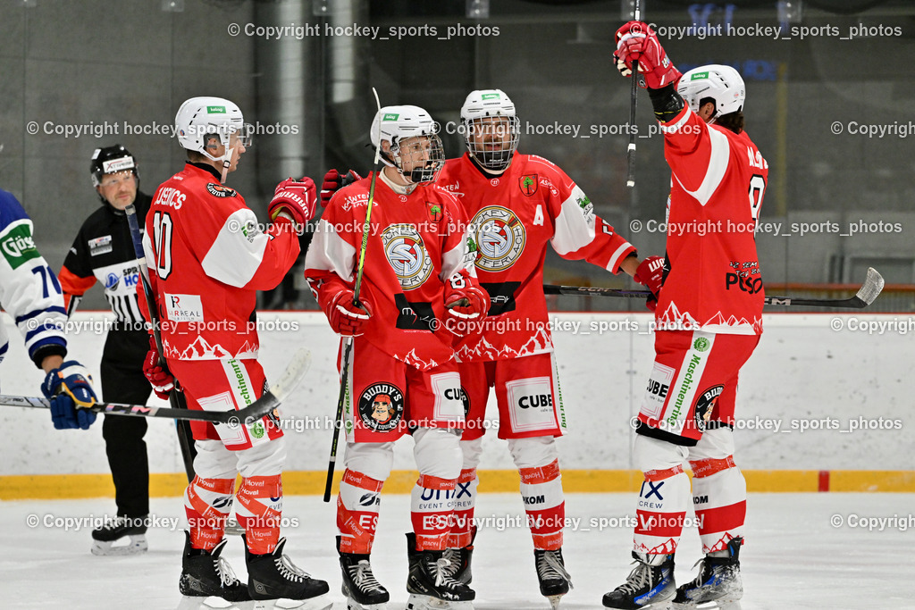 ESV Ferlach vs. UECR Eisbären Huben | Jubel ESV Ferlach Mannschaft, #10 Zusevics Zintis Nauris ESV Ferlach, #81 Potocnik Kristof ESV Ferlach, #58 Florian Matthias ESV Ferlach, ESV Ferlach vs. UECR Eisbären Huben, ESV Ferlach vs. UECR Eisbären Huben am 31.10.2025 in Ferlach (HTC Eishalle Ferlach), Austria, (Photo by Bernd Stefan)