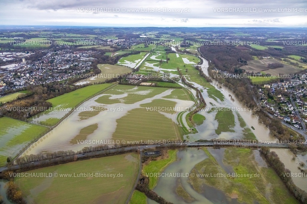 Schwerte231201435-topaz | Luftbild, Ruhrhochwasser, Weihnachtshochwasser 2023, Fluss Ruhr tritt nach starken Regenfällen über die Ufer, Überschwemmungsgebiet an der Bethunestraße mit Wiesen und Bäume im Wasser, Gut Ruhrfeld, Schwerte, Ruhrgebiet, Nordrhein-Westfalen, Deutschland