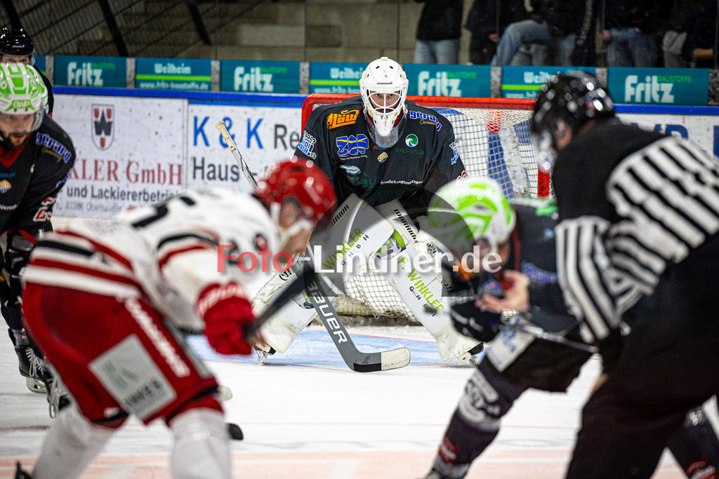 Peißenberg MINERS gegen EHC Klostersee | Eishockey Bayernliga 2025/26 Vorrunde 12. Spieltag, Peißenberg MINERS gegen EHC Klostersee, 20251116,Bully mit Sicht auf Xaver NAGEL (MINERS Goali 80),2025-11-16 in Peißenberg (flatbuy Arena Peißenberg), Xaver NAGEL (MINERS Goali 80)Copyright: WolfgangxLindner www.foto-lindner.de