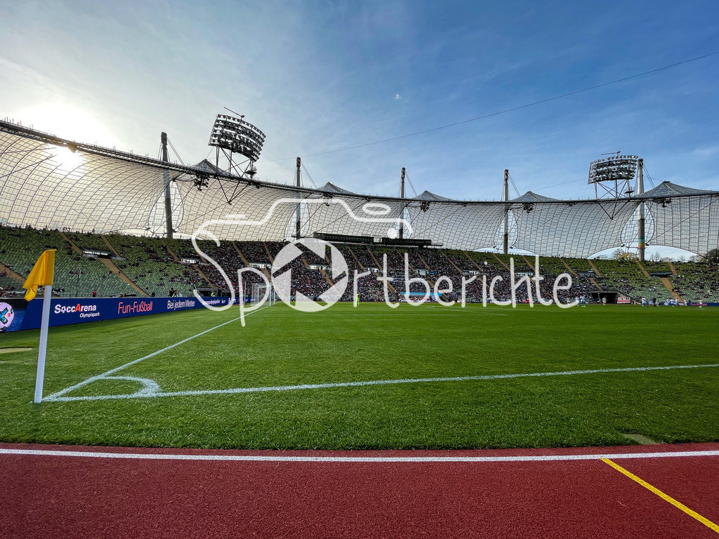 FC Bayern Muenchen - TSV 1860 Muenchen | Die gut gefuellte Haupttribuehne des Muencher Olympiastions / Symbolbild / Olympiastadion Muenchen / München