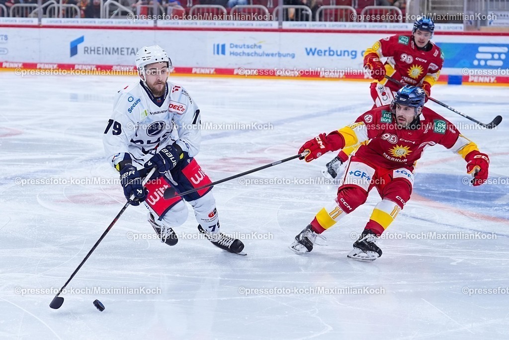 xYDRx20012601003 | 20.01.2026, xydrx, Eishockey, DEL2, Düsseldorfer EG - Blue Devils Weiden, PSD Bank Dome Düsseldorf: Calvin Pokorny (Blue Devils Weiden #79) im Zweikampf gegen Luca Tosto (Düsseldorfer EG #11)    Photo: xYannisxDreimannxPressefotoKochx