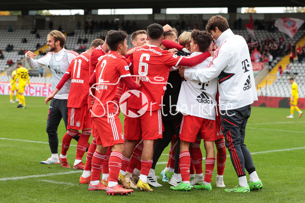 FC Bayern Amateure - FC Wuerzburger Kickers | DIe Bayern jubeln ueber den Siegtreffer von Yusuf KABADAYI (FCB #7)