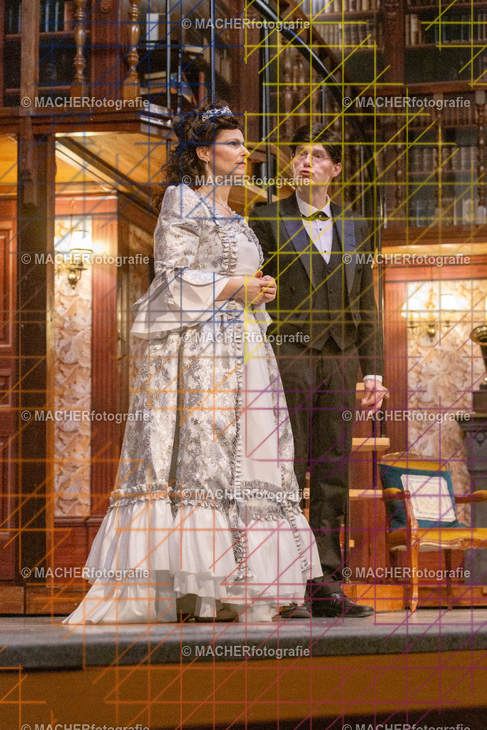 340_MFL-2025 | Portraitbilder von Regisseur; Darsteller; Techniker; Maske; Kostüme; Chor; Musiker; Bilderserie der Generalprobe und der Premierenvorstellung, Szenenbilder; Ausdrucksstudien; Bühnenüberblick; Bühnenkulissen; Pressefotos inkl. Redaktionsfoto Darstellergruppe.