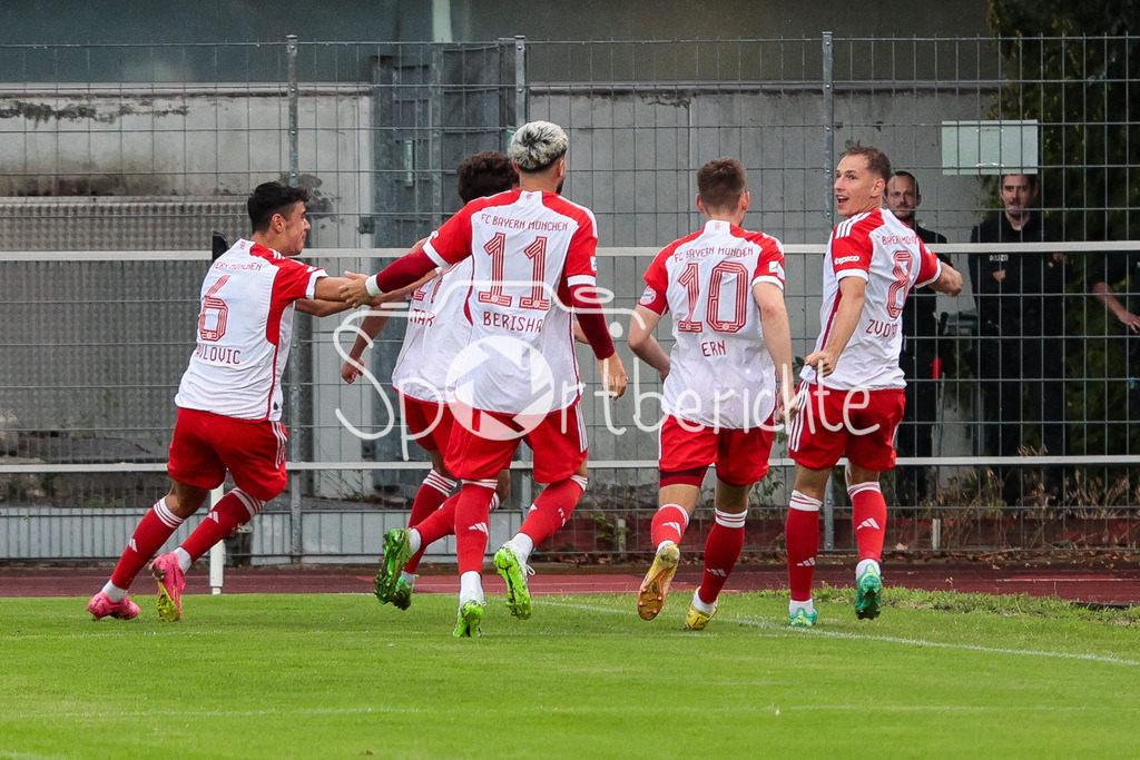 SV Wacker Burghausen - FC Bayern Amateure | Jubel der Bayern der fruehen Fuehrung durch Lovro ZVONAREK (FCB #8) zum 0-1
