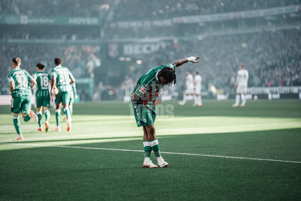 Fußball | Männer | Saison 2025/2026 | 1. Fußball-Bundesliga | 6. Spieltag | SV Werder Bremen vs. FC St. Pauli | 04.10.2025 | Samuel Mbangula (#07, SV Werder Bremen) verbeugt sich nach seinem Tor Jubel