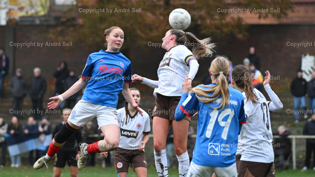 Holstein Kiel vs St. Pauli | Kira Hasse (Holstein #24) / Annie Kingman (St. Pauli #14) - Fußball-Regionalliga Nord Frauen 2024/2025 / Holstein Kiel vs St. Pauli / Waldwiese / Kiel / 10.11.24 - Realisiert mit Pictrs.com