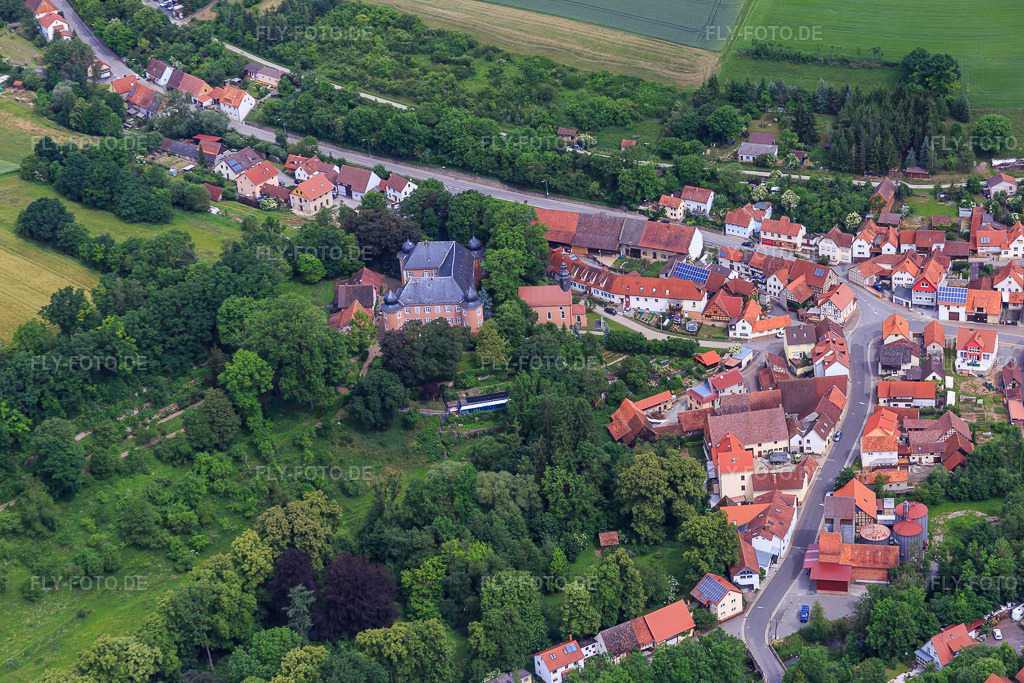 Luftbild: Dorf - Ansicht mit Schloß im Ortsteil Waltershausen in Saal im Bundesland Bayern in Deutschland. Foto: IMG_089878.jpg vom 11.06.2016 durch Werner Riehm/FLY-FOTO.de