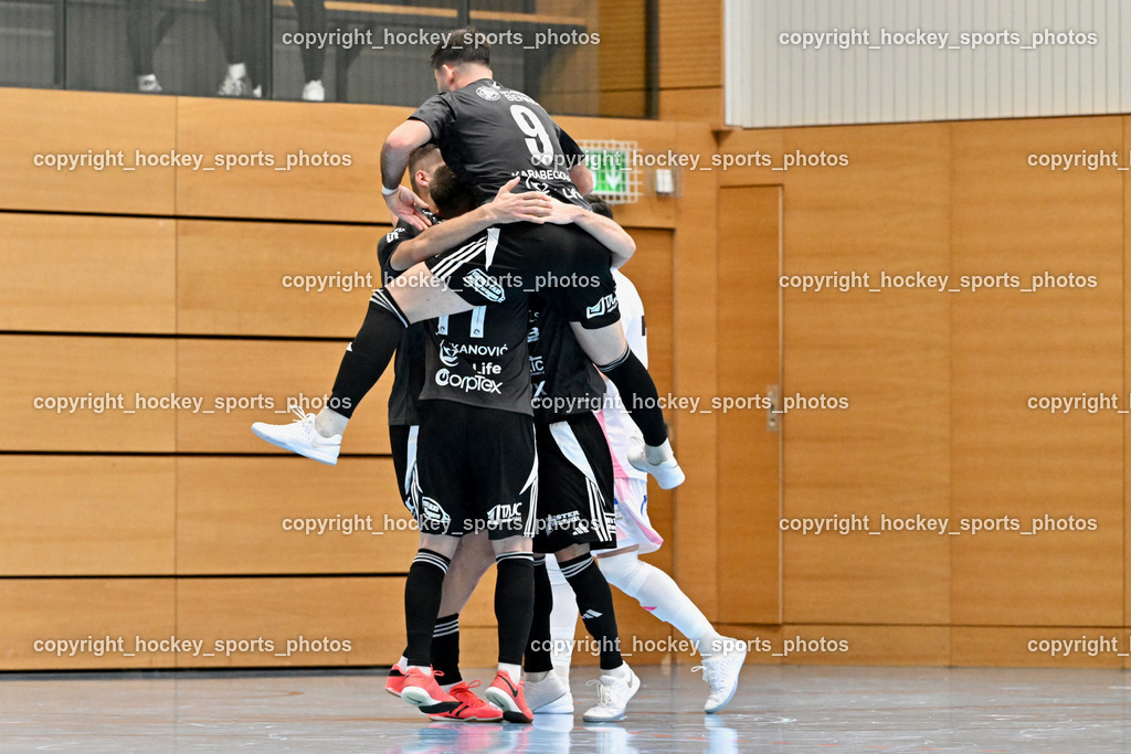 Carinthia Flamengo Futsal Club vs. FC Ljuti Krajisnici | Jubel FC Ljuti Krajisnici Mannschaft, #9 Mak Karabegovic FC Ljuti Krajisnici, Carinthia Flamengo Futsal Club vs. FC Ljuti Krajisnici, Carinthia Flamengo Fusal Club vs. FC Ljuti Krajisnici am 12.10.2025 in Klagenfurt (Ballspielhalle Viktring), Austria, (Photo by Bernd Stefan)