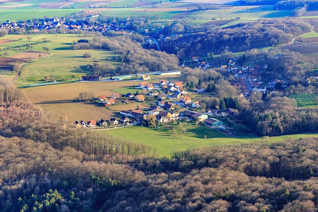 Aerial view: View of the town from the north in Drachenbronn-Birlenbach in the state Bas-Rhin, France. – Photo: IMG_104942.jpg taken on 03/21/2018 by Werner Riehm/FLY-FOTO.com – Resolution of the original: 5329 x 3553 px